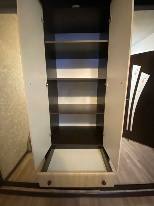 Шкаф зеркальный    в хорошем сст