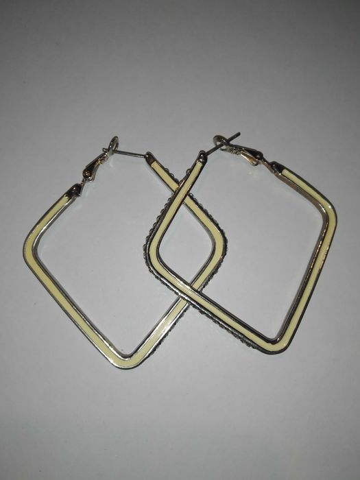 Женские серьги с элементами декора