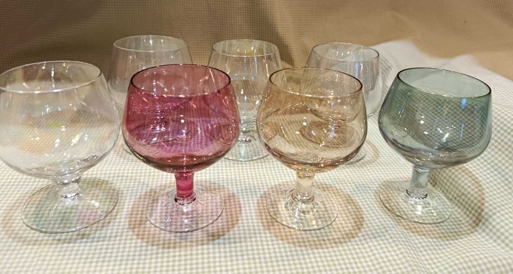 Красиви чаши за коняк от цветно стъкло