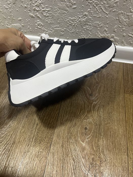 Продам кроссовки 39-40