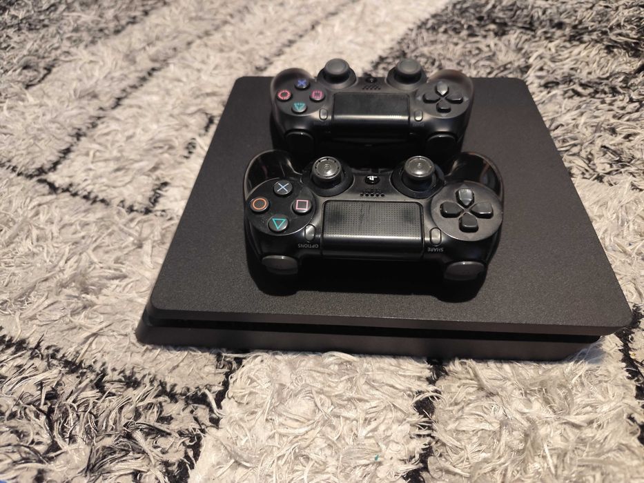 Playstation 4 slim + игри + два джойстика