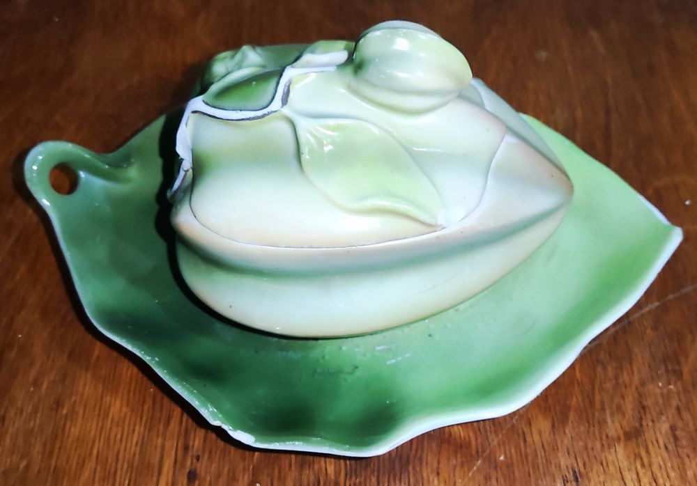 Шкатулка. Фарфор. Фотоаппарат. Медали.