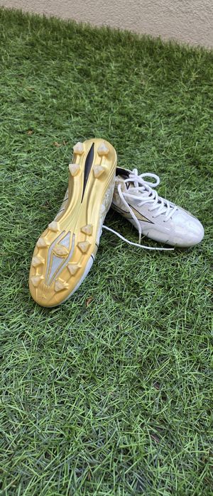 Mizuno Alpha- Sergio Ramos model