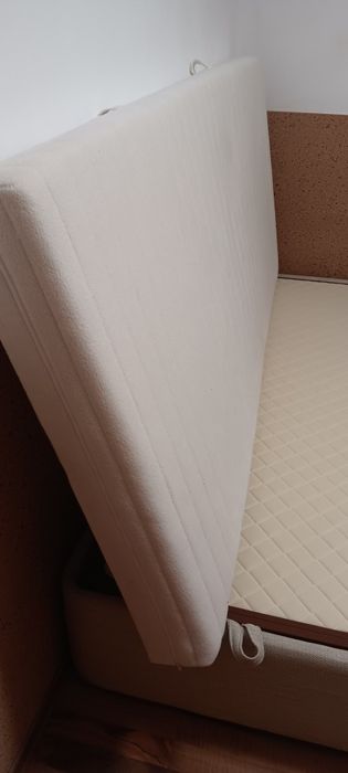 Продавам легло 90х200 см., заедно с матрак 15 см.