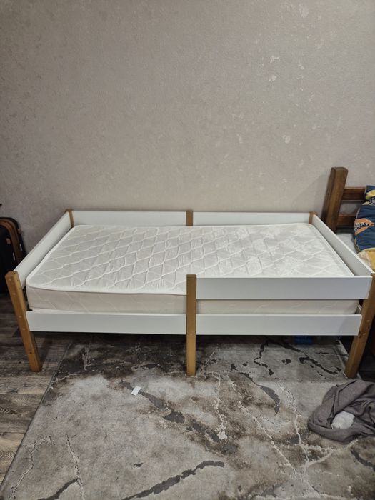 Продам кровать с матрасом
