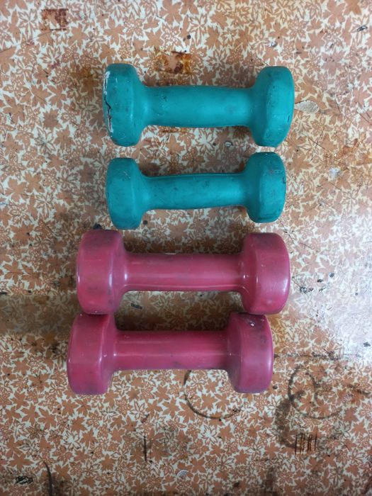 Продам гантели 1,5кг. Зелёные  по 2 тыс.  И 2,5 кг розовые