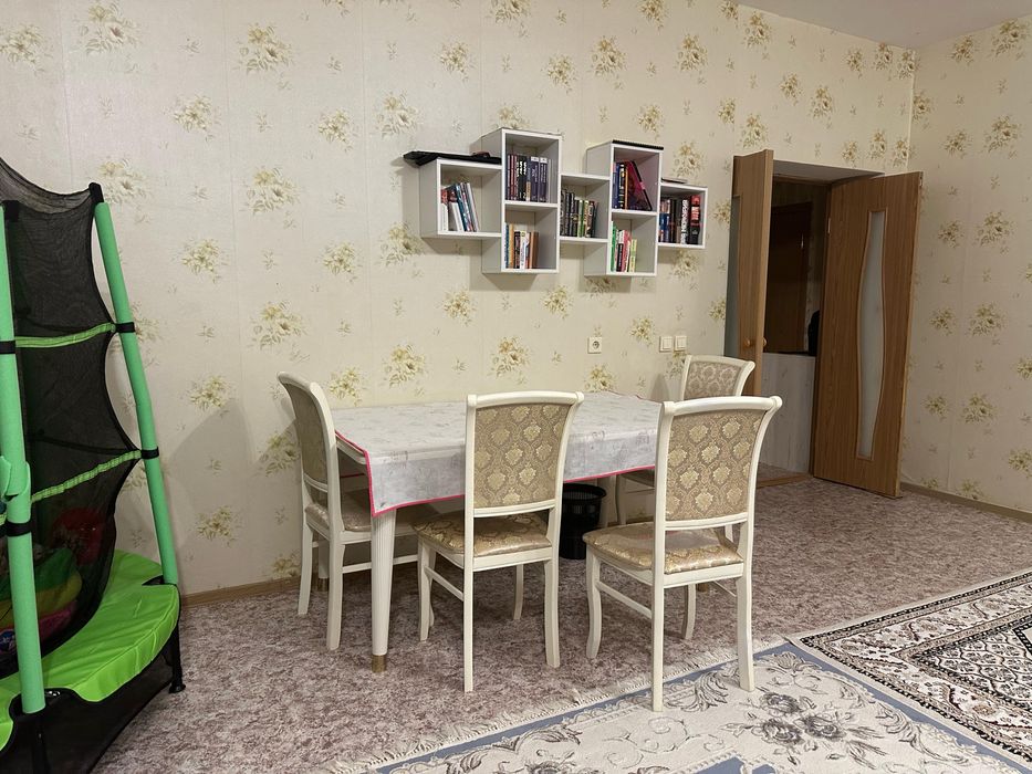 Стол  раздвижной и стулья