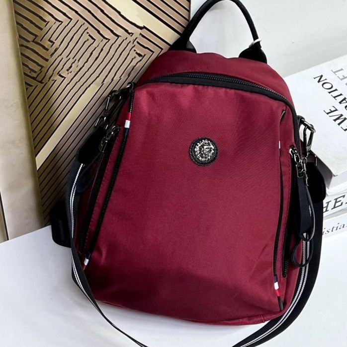 Красный рюкзак и рюкзак Лабубу