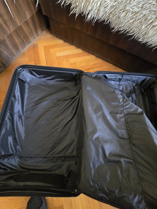 Голям твърд куфар с код за заключване