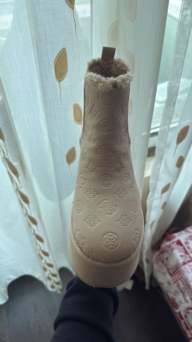 Бежови боти Guess