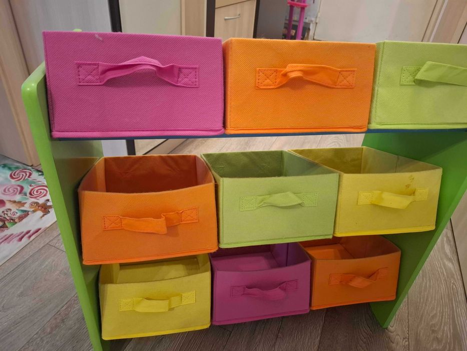 Бебешки играчки и етажерка/органайзер за играчки