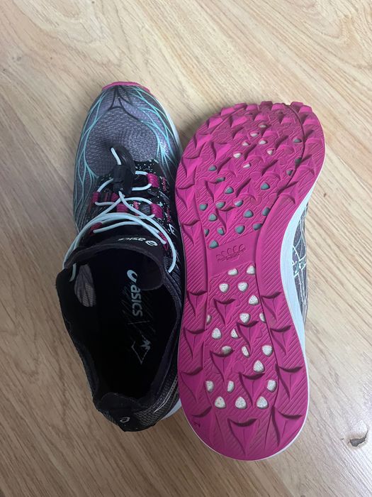 Маратонки Asics за планинско бягане