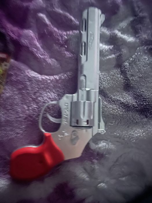 Vand pistol cu capse