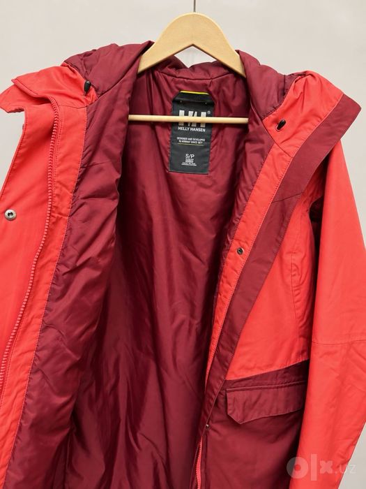 Helly Hansen — парка кораллового цвета