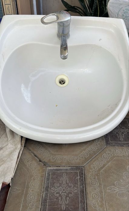 Умывальник со смесителем