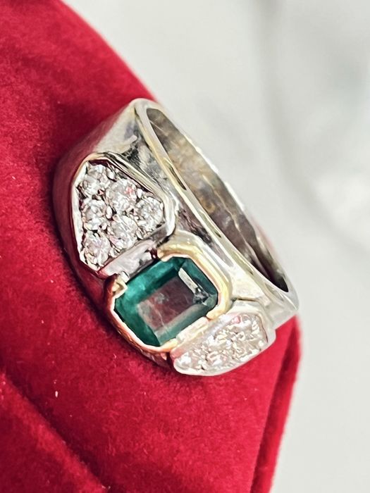 Дамски пръстен бяло злато и естествен изумруд