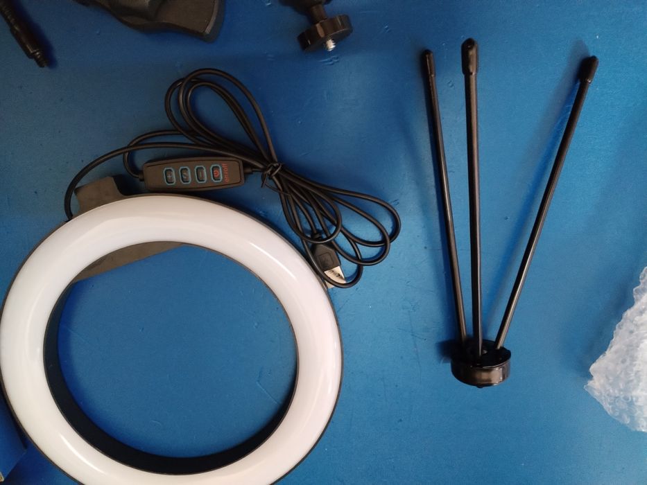 Лед ринг лампа със статив