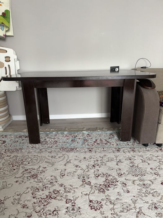 Стол коричневого цвета