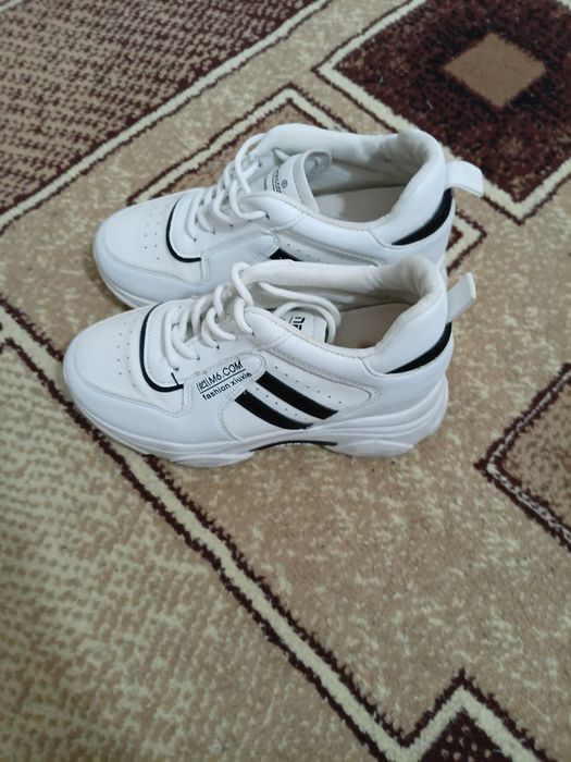 Продам красовки белые