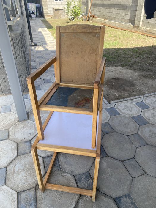 Детский коричневый стул