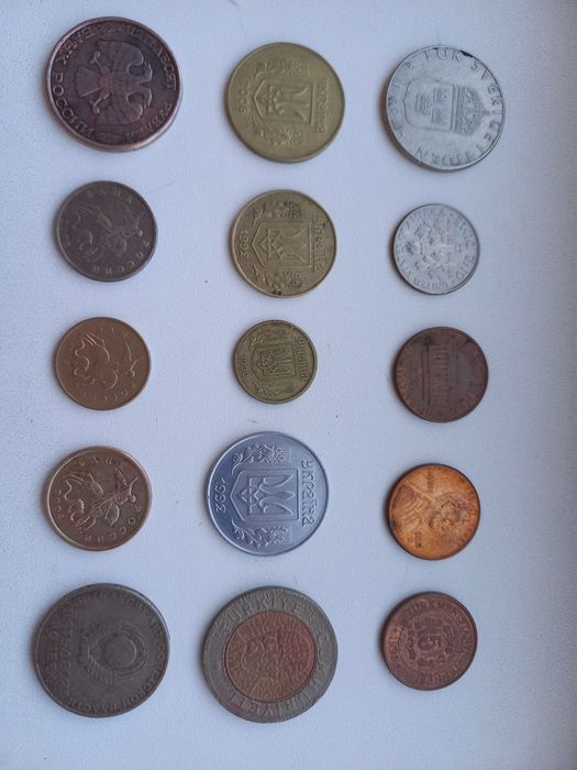 Продаются разные монеты.