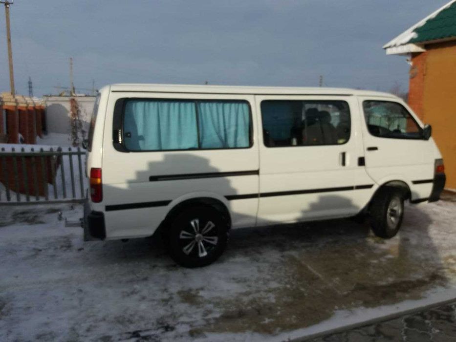 Тойота Hiace 2004 года