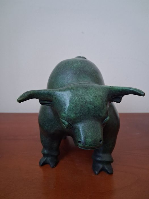 Две статуетки  бик  бронз и  гола фигура месинг