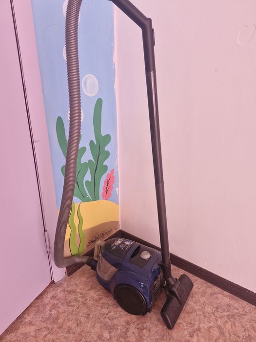Продам на запчасти пылесос