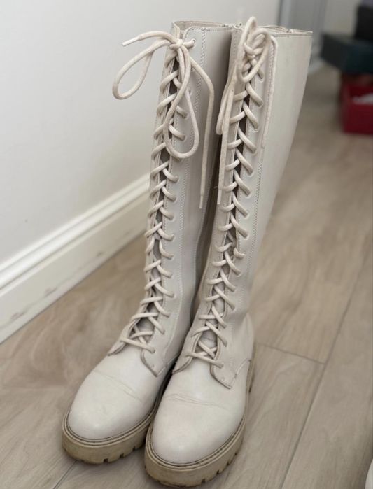 Сапоги белые на шнурках