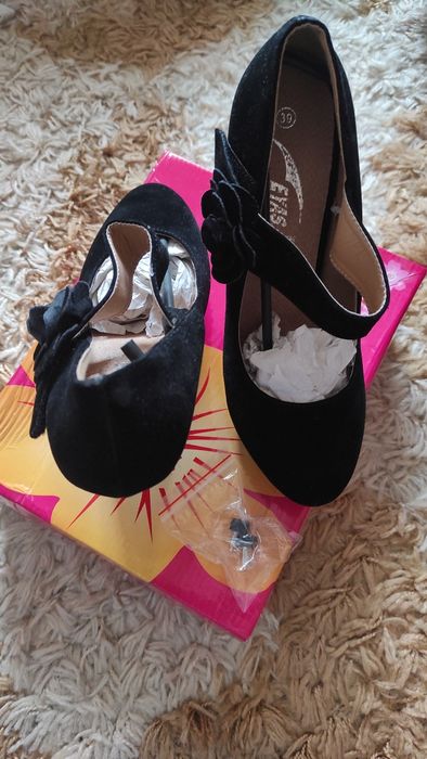 Дамски обувки на токче - чисто нови! - №39



Чисто нови!