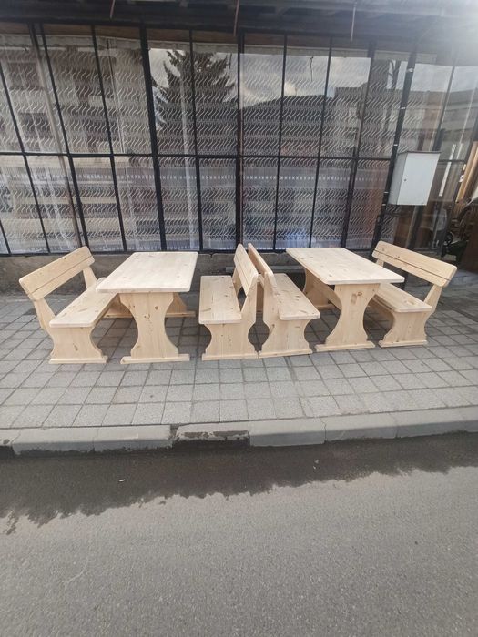 Дървени маси и пейки