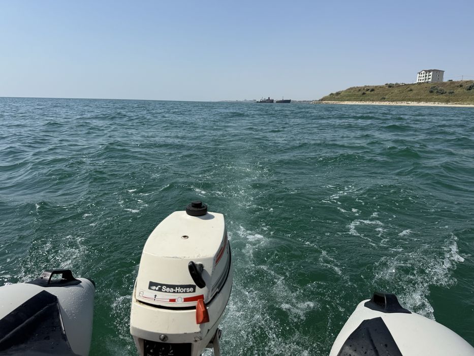 Barca cu chila in V si podina aluminiu cu motor johnson