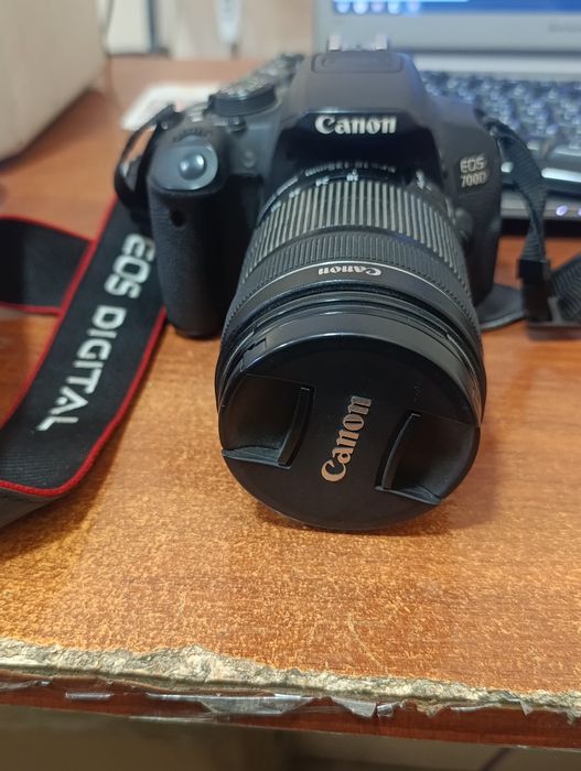 Фотоаппарат Canon EOS 700D+16 гб флешка, сумка