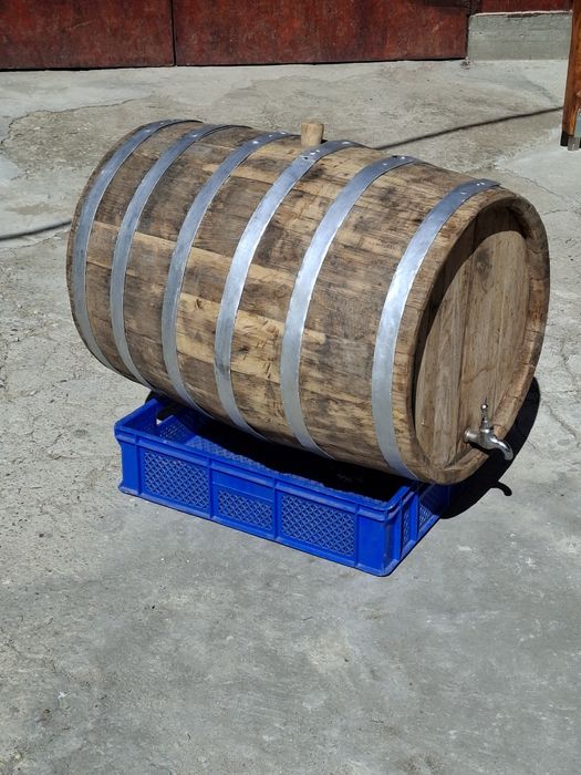 Vand butoi de vin sau tuica din salcam