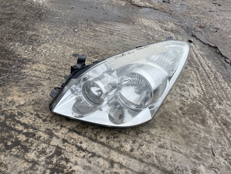 Ляв и десен фар Toyota Corolla Verso