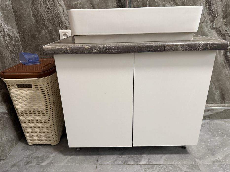 Продам раковину с тумбой вместе со смесителем.