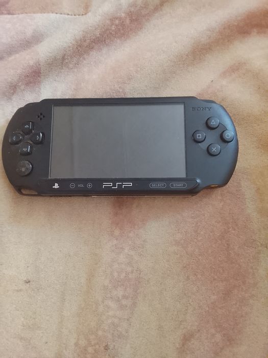 Vând consola portabila Sony +FIFA 12(nu accept plata cu cardul)