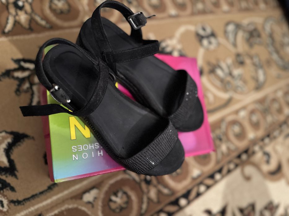 Продается босоножки