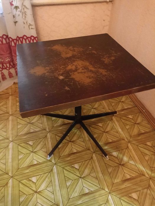 Продам два столика