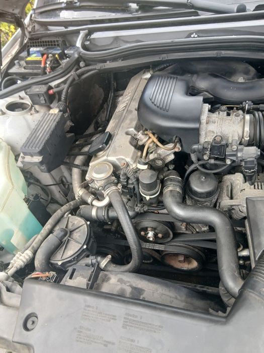Vând Bmw e46  arată  ffbine fără rugină