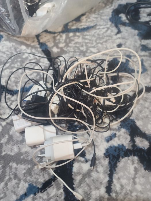 Eski telefonlar uchun zaryadchiklar kabellar