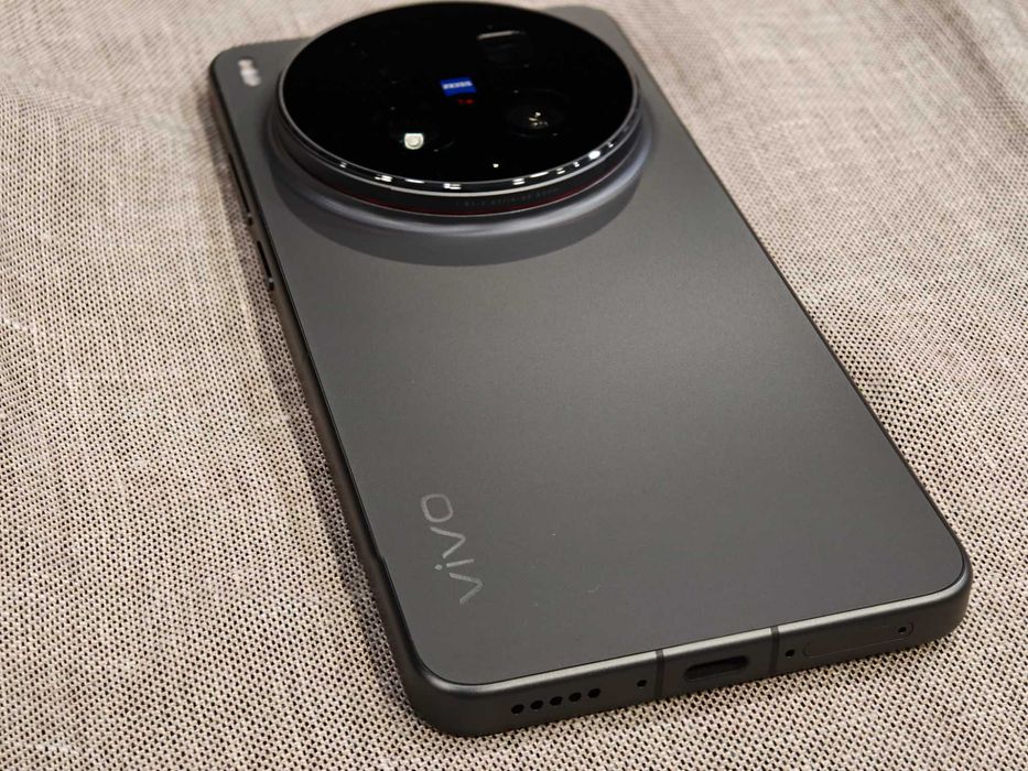 Нов Vivo X300 Ultra 12/512 - 6.82"; SD8 Elite Gen5; Zeiss 200mpx; 6600mAh 100w