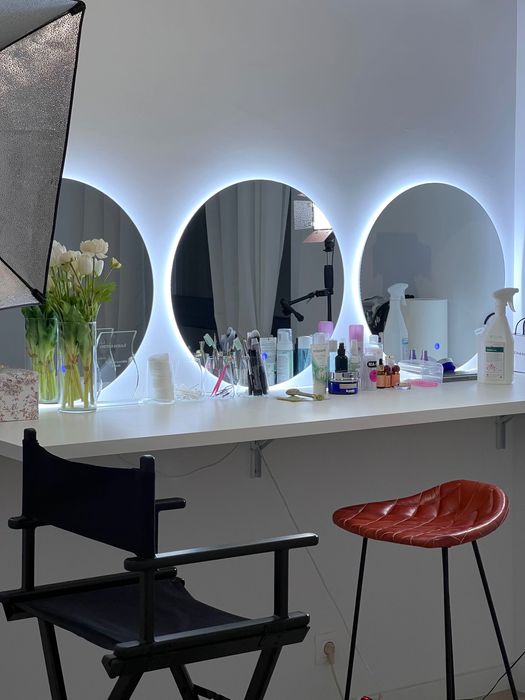 Makeup accessories: lights, makeup table, light mirrors makeup chair