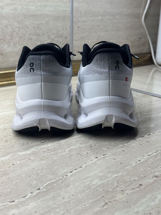 Кроссовки On running