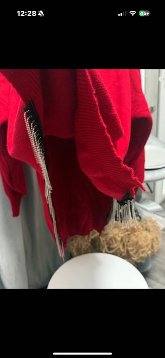 Cardigan roșu cu lanțuri pe lateral