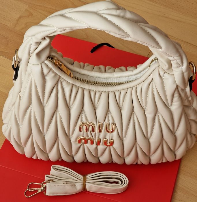 Geanta damă nude, curea detasabila, logo metalic auriu, saculet, etich