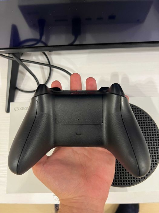 Продам Xbox Series S 512GB 2геймпада полный комплект