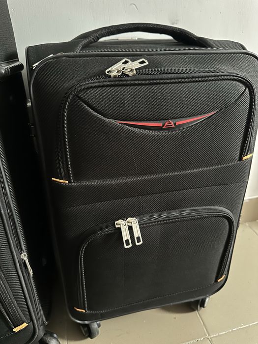 Продам чемоданы M,S(цена за два чемодана)