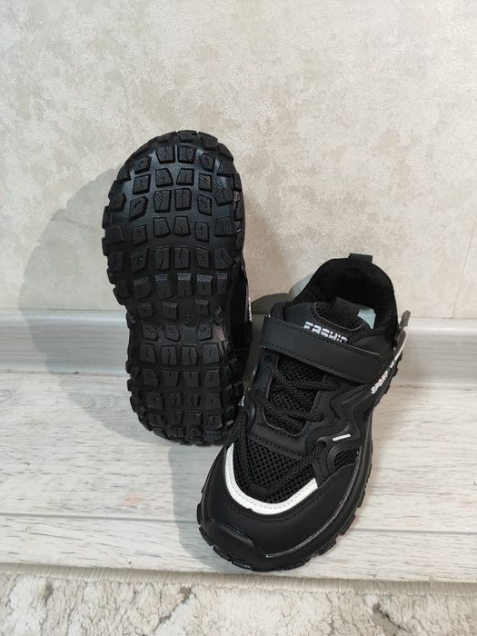 Новые кросовки очень хорошего качества.