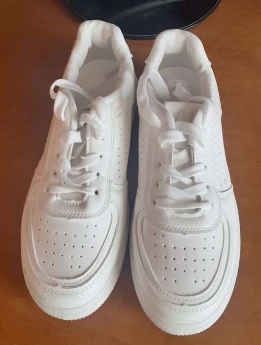 Кроссовки женские  37р